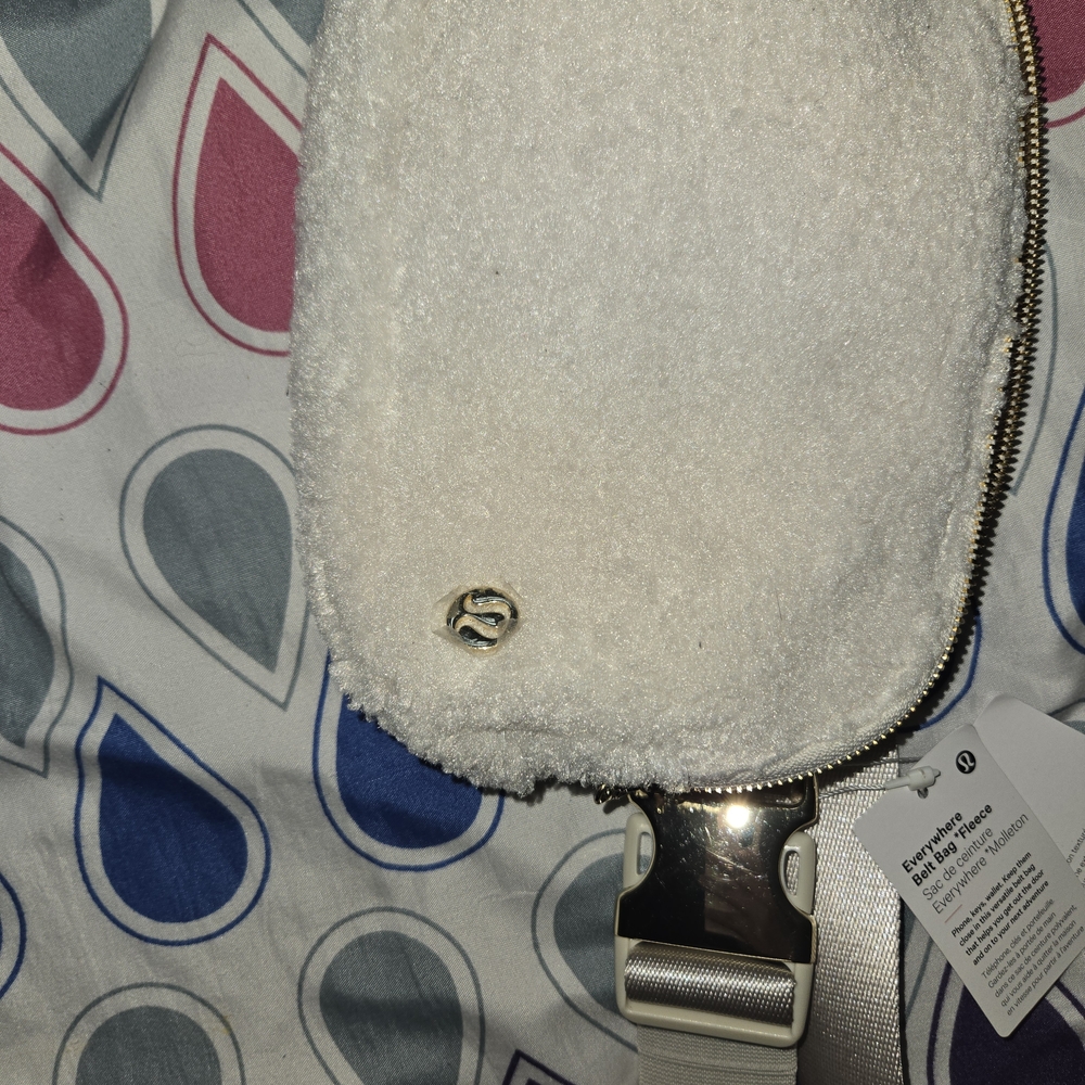 lululemon athletica White Sherpa Crossbody Bag Each 40
